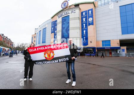 London, England, Vereinigtes Königreich am 21. Januar 2024. London, England, Großbritannien. Am 21. Januar 2024 treffen die Fans von Manchester United vor dem Auftakt des Spiels Chelsea Women gegen Manchester United Women's Super League in Stamford Bridge, London, England, Großbritannien am 21. Januar 2024 Credit: Every Second Media/Alamy Live News ein Stockfoto