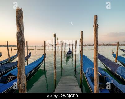 Gondeln und Insel San Giorgio Maggiore in Venedig, Italien Stockfoto