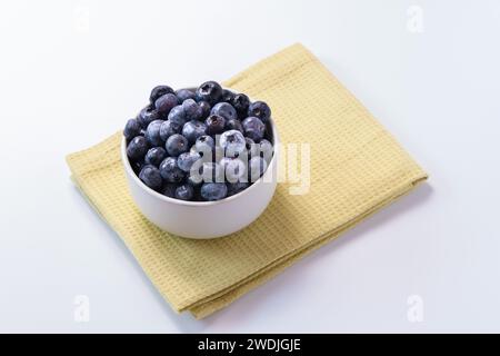 Flaches Lay-Bild von Fresh Bowl mit Blaubeeren Stockfoto