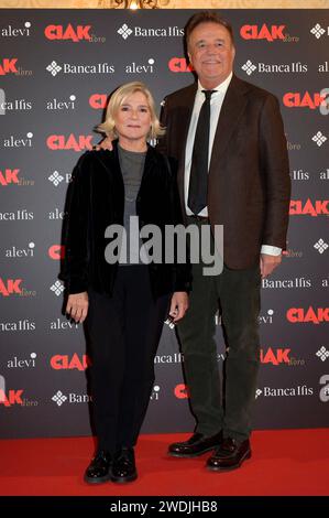 Christian de Sica mit Ehefrau Silvia Verdone bei der Verleihung des Filmpreises Ciak d'oro 2023 im Palazzo Colonna. Rom, 20.01.2024 Stockfoto