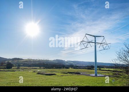 Somerset UK: New Design National Grid T-Pylonen, die im Rahmen der neuen Hinkley Point C-Kraftwerksverbindung durch die Landschaft von Somerset fahren Stockfoto