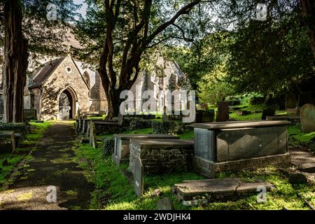 St. Martins Kirche und Friedhof mit dem Grab des Dichters Dylan Thomas in Laugharne, Wales, Großbritannien Stockfoto