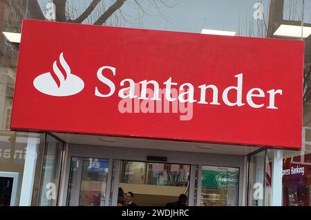 Santander Schild über dem Zweigeingang in Broad Street Reading, Großbritannien Stockfoto