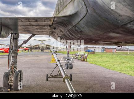 Ein Victor K2-Flugzeug, ein Bomber, der während des Kalten Krieges entworfen wurde, von der Unterseite des Flügels und des Rumpfes eines Mirage-Jets aus gesehen. Stockfoto