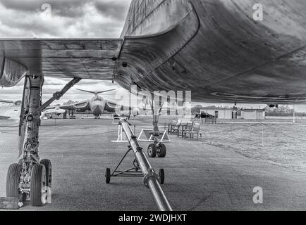 Ein Victor K2-Flugzeug, ein Bomber, der während des Kalten Krieges entworfen wurde, von der Unterseite des Flügels und des Rumpfes eines Mirage-Jets aus gesehen. Stockfoto