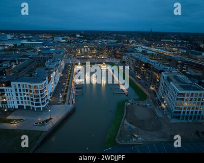 Drohnenansicht eines neuen Wohngebäudes am Noorderhaven in Zutphen in der Dämmerung. Stockfoto