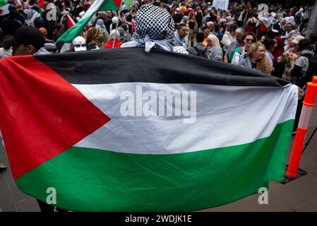 Melbourne, Victoria, Australien. Januar 2024. In der 15. Woche in Folge wurde Melbournes CBD zu einem Sammelpunkt, als die Demonstranten einen Waffenstillstand in Gaza und Freiheit für die Palästinenser forderten. Etwa 4.000 Einzelpersonen versammelten sich leidenschaftlich und entschlossen in der State Library of Victoria, bevor sie durch Melbournes Straßen in Richtung Parlamentsgebäude fuhren. (Kreditbild: © Mathias Heng/ZUMA Press Wire) NUR REDAKTIONELLE VERWENDUNG! Nicht für kommerzielle ZWECKE! Quelle: ZUMA Press, Inc./Alamy Live News Stockfoto