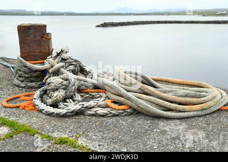 Stillleben mit Seilen und Pollern am Kai, Bowmore, Isle of Islay, Schottland Stockfoto