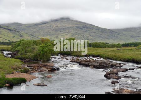 Landschaft auf der isle of Mull (Schottland) mit schnell fließendem Fluss Stockfoto