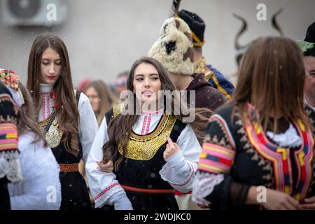 Breznik, Bulgarien - 20. Januar 2024: Maskenfest in Breznik Bulgarien. Menschen mit einer Maske namens Kukeri tanzen und spielen, um dem Bösen Angst zu machen Stockfoto