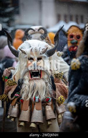 Breznik, Bulgarien - 20. Januar 2024: Maskenfest in Breznik Bulgarien. Menschen mit einer Maske namens Kukeri tanzen und spielen, um dem Bösen Angst zu machen Stockfoto