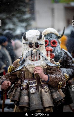 Breznik, Bulgarien - 20. Januar 2024: Maskenfest in Breznik Bulgarien. Menschen mit einer Maske namens Kukeri tanzen und spielen, um dem Bösen Angst zu machen Stockfoto