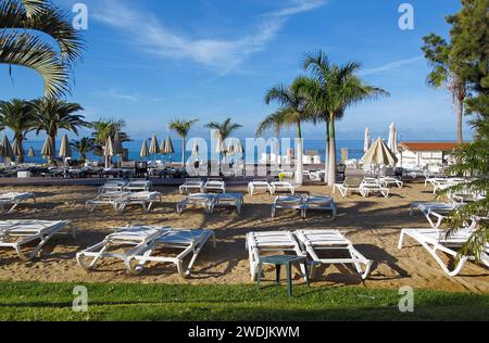 Sonnenliegen am frühen Morgen Stockfoto