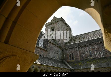 Kirchturm der Iona Abbey vom Kreuzgang aus gesehen, Isle of Iona, Schottland Stockfoto