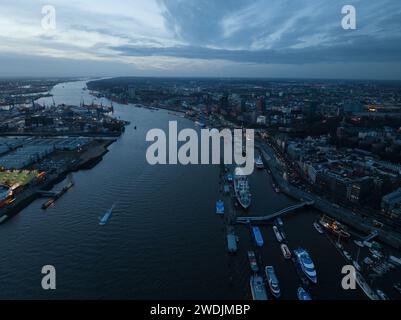 Skyline Hamburgs in der Abenddämmerung, die Elbe und der große Gewerbehafen. Blick auf die Stadt. Stockfoto