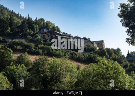 Alte Häuser in einem kleinen Bergdorf in den französischen Alpen Stockfoto