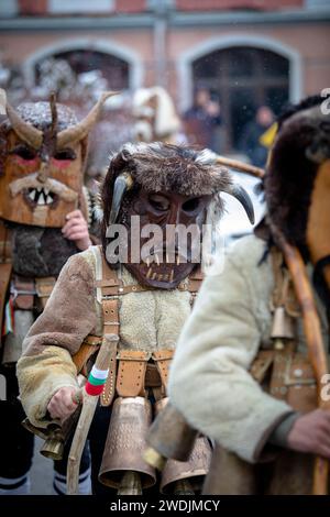 Breznik, Bulgarien - 20. Januar 2024: Maskenfest in Breznik Bulgarien. Menschen mit einer Maske namens Kukeri tanzen und spielen, um dem Bösen Angst zu machen Stockfoto