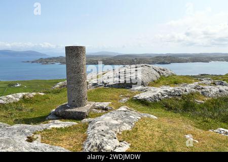 Blick auf die Insel Iona (Westküste Schottlands) von einem Hügel Stockfoto