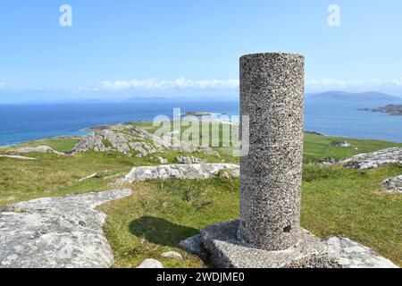 Blick auf die Insel Iona (Westküste Schottlands) von einem Hügel Stockfoto