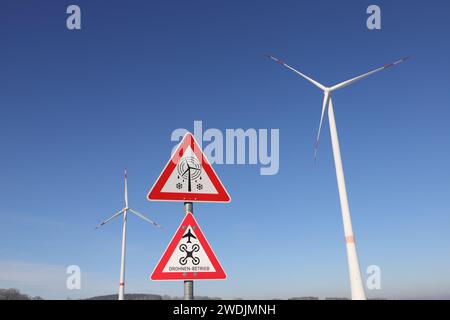 Ein Schild mit der Aufschrift „Drohnenbetrieb“ Stockfoto