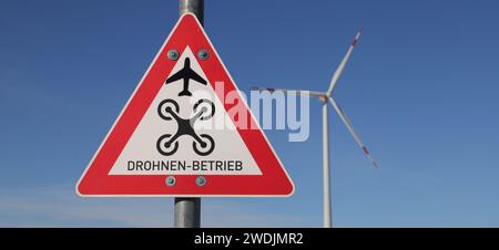 Ein Schild mit der Aufschrift „Drohnenbetrieb“ Stockfoto