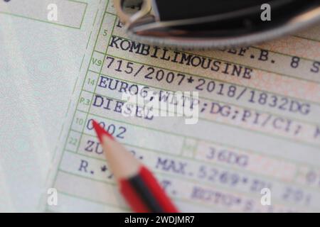 Ein Fahrzeugschein mit den Worten (Diesel, Euro 6) und einem roten Stift Stockfoto