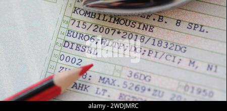 Ein Fahrzeugschein mit den Worten (Diesel, Euro 6) und einem roten Stift Stockfoto