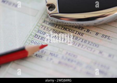 Ein Fahrzeugschein mit den Worten (Diesel, Euro 6) und einem roten Stift Stockfoto