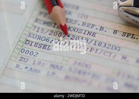 Ein Fahrzeugschein mit den Worten (Diesel, Euro 6) und einem roten Stift Stockfoto
