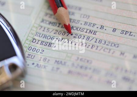 Ein Fahrzeugschein mit den Worten (Diesel, Euro 6) und einem roten Stift Stockfoto