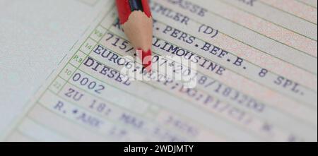 Ein Fahrzeugschein mit den Worten (Diesel, Euro 6) und einem roten Stift Stockfoto