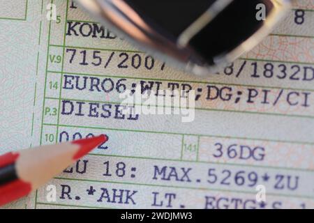 Ein Fahrzeugschein mit den Worten (Diesel, Euro 6) und einem roten Stift Stockfoto
