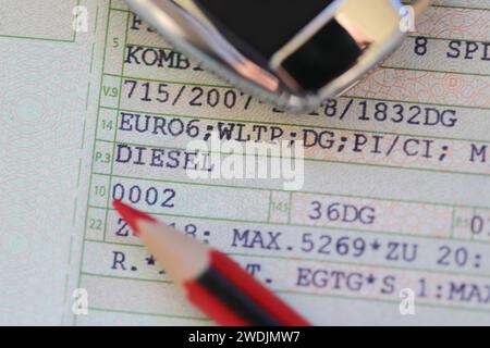 Ein Fahrzeugschein mit den Worten (Diesel, Euro 6) und einem roten Stift Stockfoto