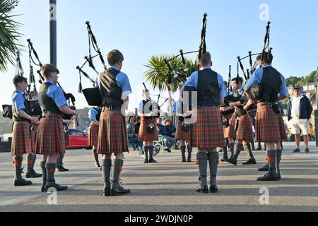 Mitglieder der Oban High School Pipe Band spielen im Stadtzentrum von Oban Stockfoto