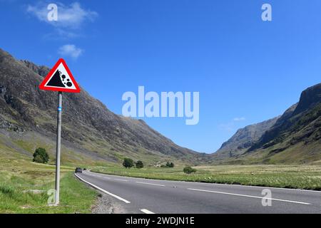 A82 Road und Falling Rocks Road Schild in Glen Coe, Schottland Stockfoto