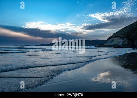 Newgale Beach An Der Pembrokeshire Atlantic Coast At Sunset In Wales, Großbritannien Stockfoto