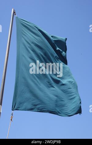 23.07.2019, Sagres, Algarve, PRT - Gruene Flagge am Strand, Baden erlaubt. Algarve, Aussen, Aussenaufnahme, Baden erlaubt, Badestrand, Europa, europaeisch, Fahne, Flagge, gruen, HF, Hinweis, Hochformat, Jahreszeit, Kueste, niemand, Portugal, Portugiesisch, Sagres, Signalfahne, Signalflagge, Sommer, Südeuropa 190723D220PORTUGAL.JPG *** 23 07 2019, Sagres, Algarve, PRT Grüne Flagge am Strand, Baden erlaubt Algarve, außen, Außenaufnahme, Baden erlaubt, Strand, Europa, Europa, Flagge, Flagge, grün, HF, Hinweis, Porträt, Jahreszeit, Küste, niemand, Portugal, portugiesisch, Sagres, Signalfahne, Signal fl Stockfoto