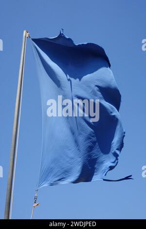 23.07.2019, Sagres, Algarve, PRT - Blaue Flagge am Strand, zertifiziert hohe Badequalitaet. Algarve, ausgezeichnet, aussen, Aussenaufnahme, Auszeichnung, Badestrand, blau, Europa, europaeisch, Fahne, Flagge, HF, Hinweis, Hochformat, hohe Badequalitaet, Jahreszeit, Kueste, niemand, Portugal, Portugiesisch, preisgekroent, Qualitaet, Qualitaetsmerkmal, Qualitaetssigel, Sagres, Signalfahne, Signalflagge, Sommer, Südeuropa, Verband der blauen Flagge, zertifiziert 190723D222PORTUGAL.JPG *** 23 07 2019, Sagres, Algarve, PRT Blaue Flagge am Strand, zertifiziert hohe Badequalität Algarve, ausgezeichnet, e Stockfoto