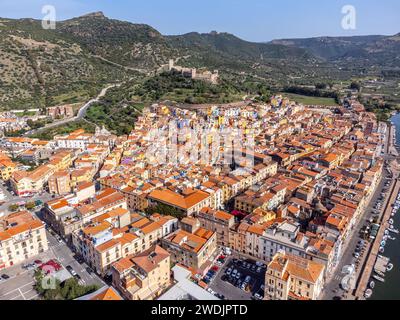 Blick aus der Vogelperspektive auf das Dorf Bosa an einem sonnigen Tag. Sardinien, Italien Stockfoto