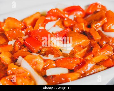 Eine Nahaufnahme eines Gerichts mit Paprika und Zwiebeln Stockfoto
