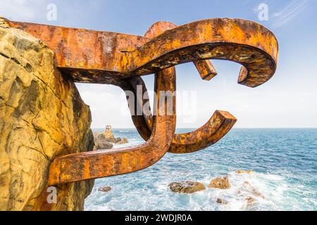 Ein alter rostiger Anker auf einem Felsen am Meer Stockfoto