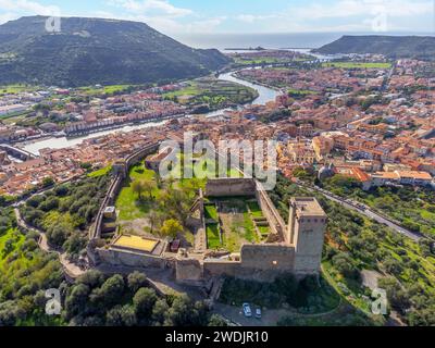Blick aus der Vogelperspektive auf das Schloss Bosa mit dem Dorf im Hintergrund. Sardinien, Italien Stockfoto