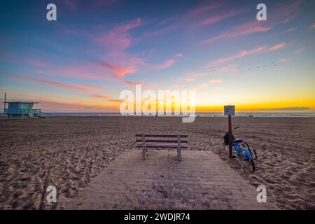 Fahrrad parkte auf dem Sand in Santa Monica bei Sonnenuntergang. Kalifornien, USA Stockfoto
