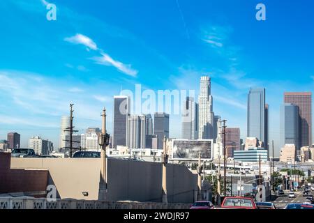 Verkehr durch Downtown Los Angeles an einem sonnigen Tag. Kalifornien, USA Stockfoto