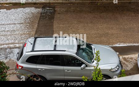 Hagel im Winter auf Autos und Straße. Sardinien, Italien Stockfoto