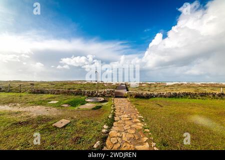 Fußweg zum Strand in IS Arutas. Sardinien, Italien Stockfoto
