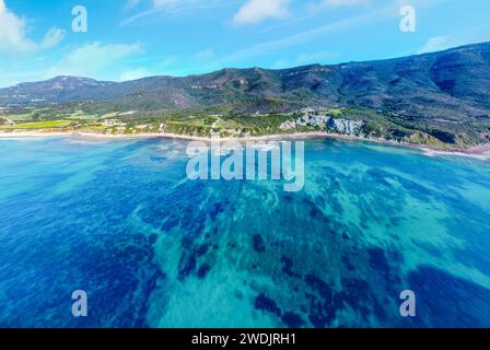 Aus der Vogelperspektive auf klares Wasser am Strand von La Speranza. Sardinien, Italien Stockfoto