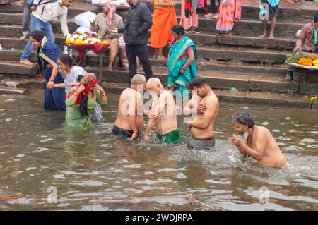 Hindu-Sanataner nehmen Holi Bath am Ufer des Ganges in Varanasi während des verheißungsvollen Kumbha Mela ein. Benaras Uttar Pradesh Indien Südasien Pa Stockfoto