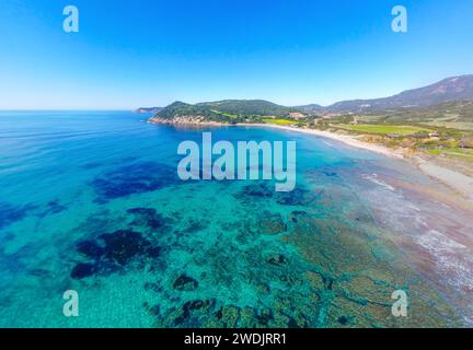 Blauer Himmel über dem Strand La Speranza in Sardinien, Italien Stockfoto