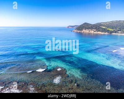 Kristallklares Wasser am Strand La Speranza im Frühling. Sardinien, Italien Stockfoto